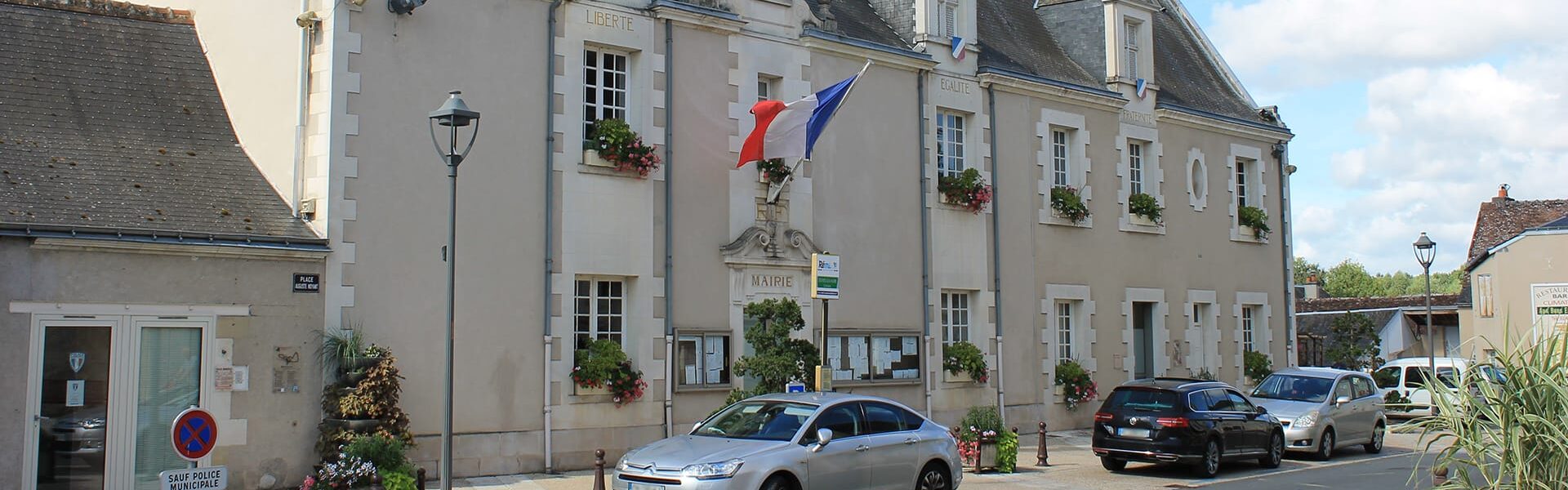 Vue de la façade de la Mairie d'Esvres-sur-Indre
