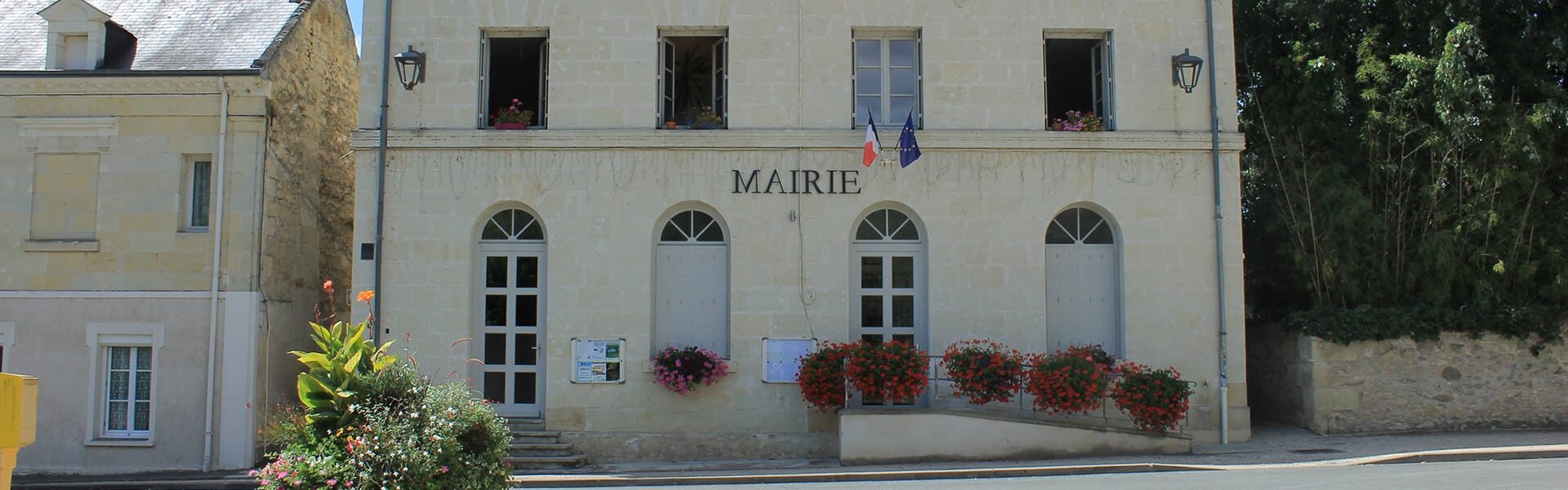 Façade de la mairie de La Chapelle aux Naux