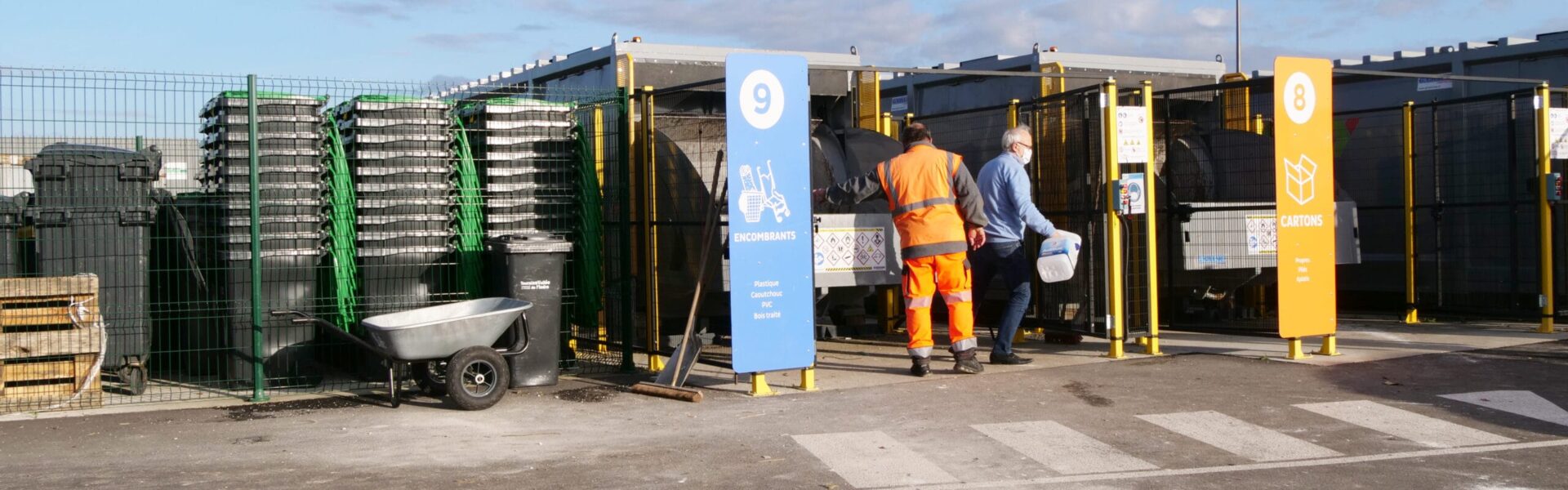 Photo prise à la déchèteries de Sorigny, on peut y voir une personnes déposr ses déchets en compagnie d'un employé de la déchèterie.