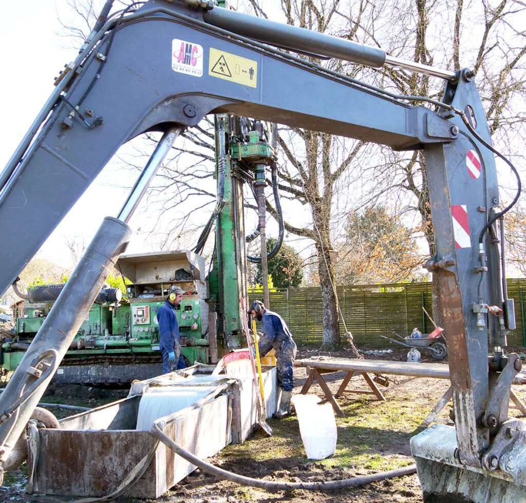 Photo des ouvriers entrain de procédé au forage pour les travaux de géothermie de l'ALSH de Montbazon.