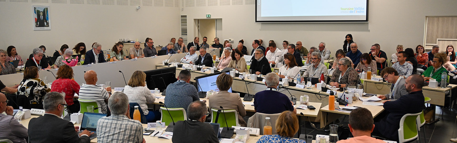 Les 55 membres du Conseil communautaire en réunion