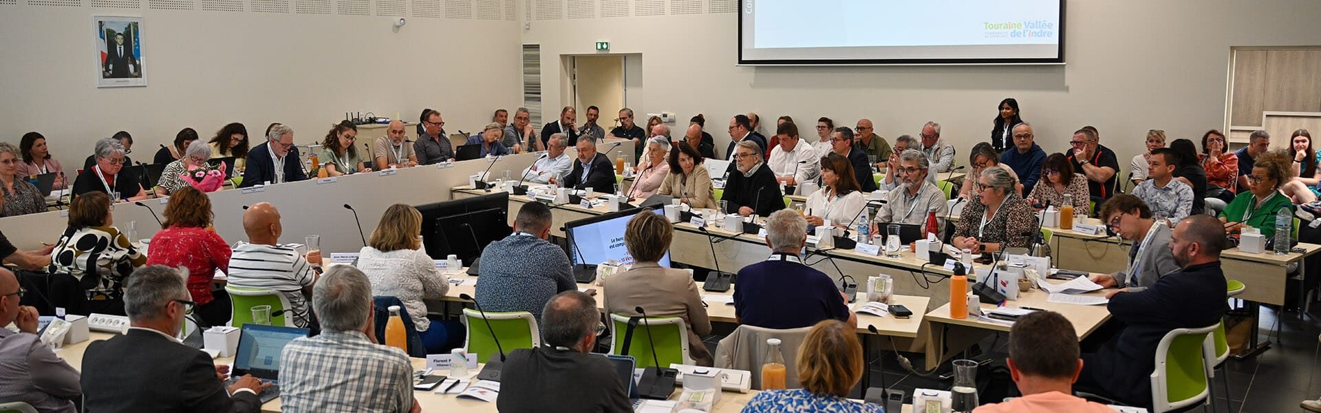 Les 55 membres du Conseil communautaire en réunion