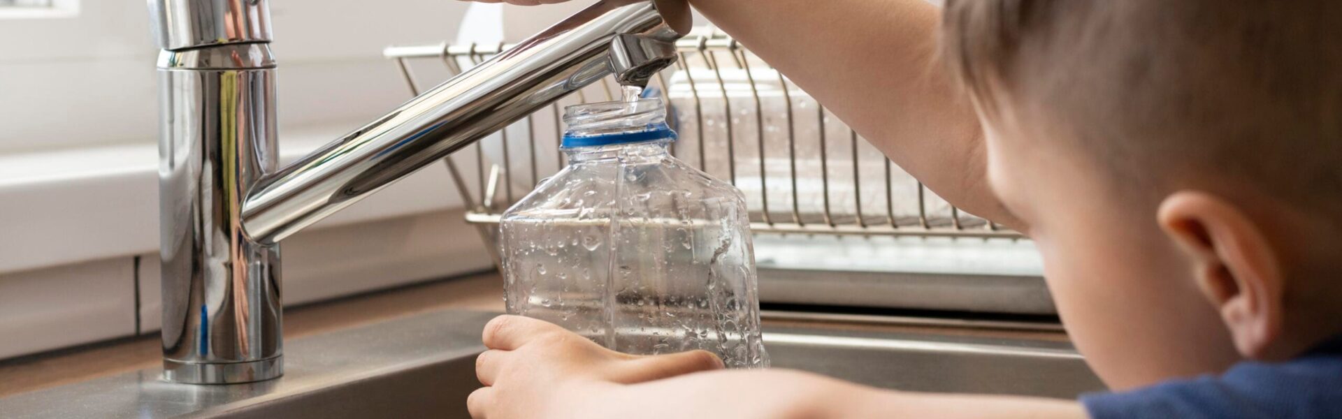 bouchent-bouteille-remplissage-pour-enfants-eau