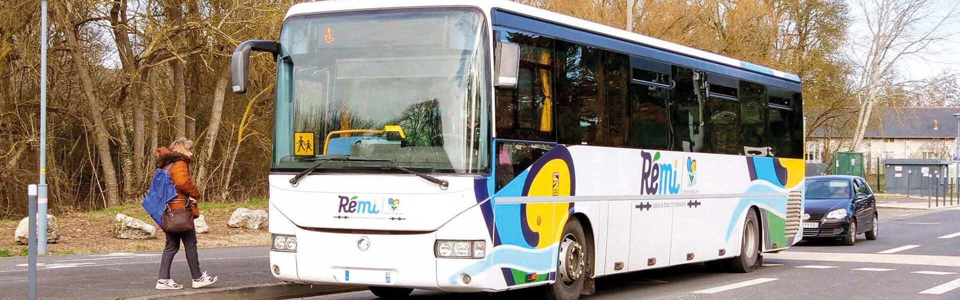 Une personne monte dans un car REMI 37 &agrave; Monts