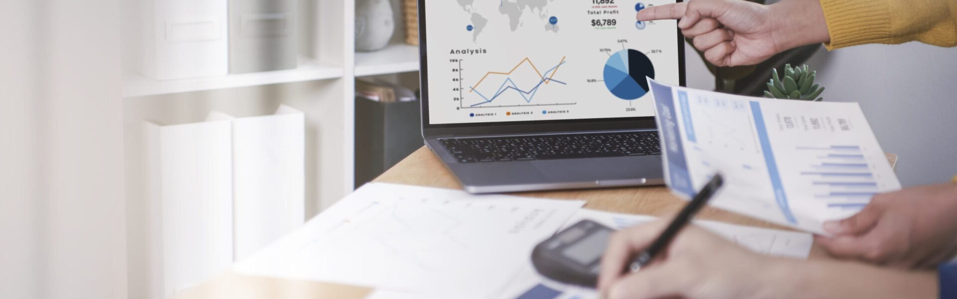 réunion analyse graphique stratégie financière statistiques dans un bureau - illustration ©freepik.com