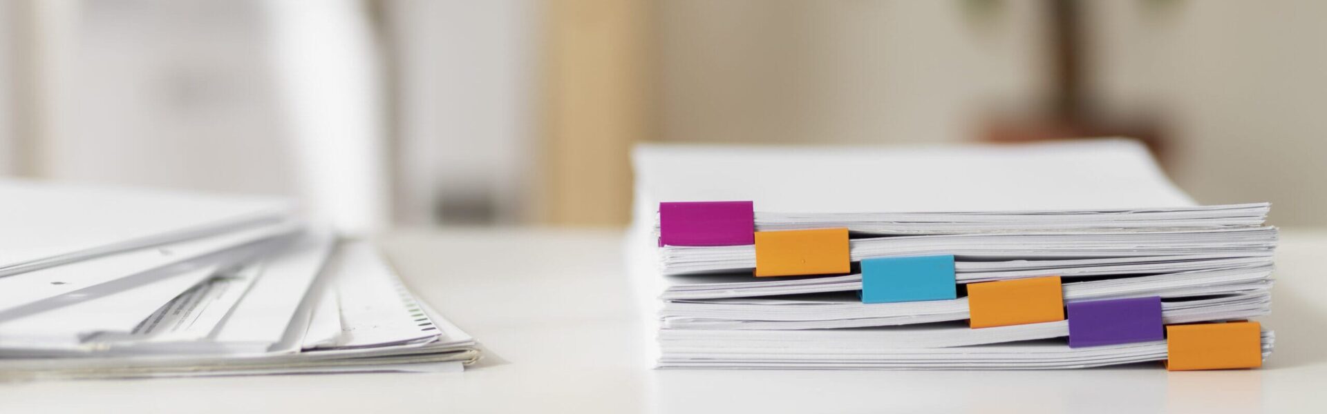 photo illustration documents posés sur une table